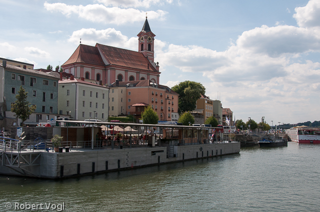 Rechtes Donauufer, flußaufwärts mit Pfarrkirche St. Paul
